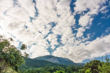 Yaz, bahar, güzel Cumulus bulutlar, güzel arka plan görüntüsü ile mavi yüksek gökyüzü