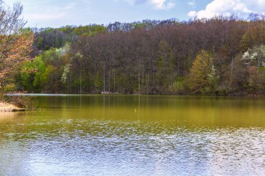 Güzel güzel, güzel, güzel, çekici orman gölü Kuzey Kafkasya dağları arasında