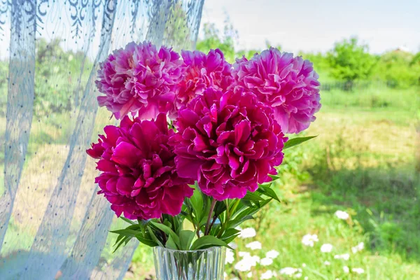 Ramo Cinco Plantas Flores Peonías Rosas Rojas Jarrón Cristal — Foto de Stock