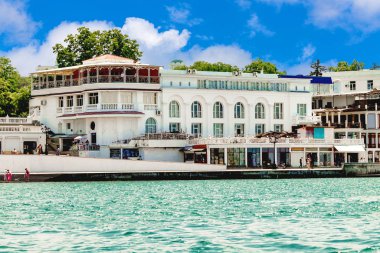 Denizden Sivastopol Körfezi'nin Kornilov dolgumanzarasına bak. Sivastopol Karadeniz kıyısında duruyor, Sivastopol Körfezi şehrin en güzel yerlerinden biridir, aktif turist ve gezginler çok sayıda tarafından ziyaret.