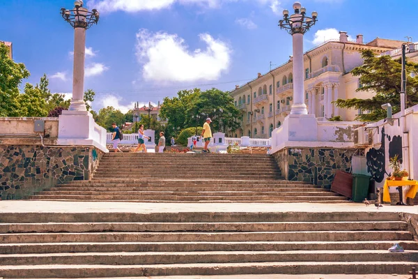 Denizden Sivastopol Körfezi'nin Kornilov dolgumanzarasına bak. Sivastopol Karadeniz kıyısında duruyor, Sivastopol Körfezi şehrin en güzel yerlerinden biridir, aktif turist ve gezginler çok sayıda tarafından ziyaret.