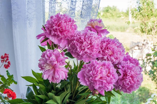 Gran Ramo Flores Rosas Peonías Pie Habitación Junto Ventana — Foto de Stock