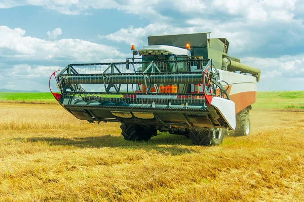 Cosechadora Moderna Máquina Agrícola Para Cosechar Cultivos Grano — Foto de Stock