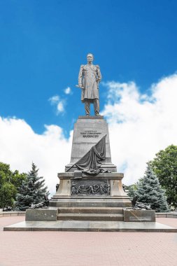 Sivastopol kentindeki Amiral Pavel Stepanovich Nakhimov 'un anıtı onun adını taşıyan meydana dikildi.