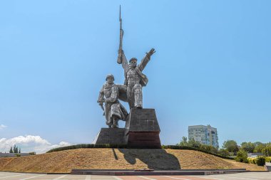 Sivastopol şehrinin savunucularının anıtı ordu ve donanmanın, askerlerin ve denizcilerin birliğini sembolize ediyor..