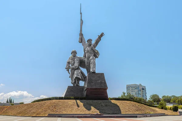 Sivastopol şehrinin savunucularının anıtı ordu ve donanmanın, askerlerin ve denizcilerin birliğini sembolize ediyor..