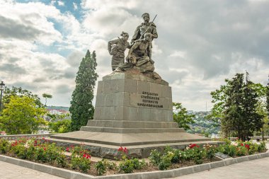 2. Dünya Savaşı sırasında Sivastopol şehrini Nazi işgalcilerinden koruyan Komsomol 'un genç savunucularının anıtı.