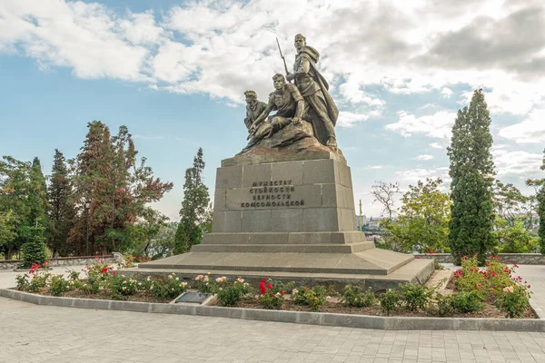 Komszomol Fiatal Védelmezőinek Emlékműve Akik Megvédték Szevasztopol Városát Náci Megszállóktól — Stock Fotó