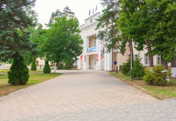 Het Centrum Van Stad Abinsk Met Het Districtsbestuur Gebouw Hier — Stockfoto