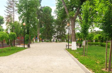 Rusya 'nın Krasnodar Krai kentindeki Krimsk kasabası Central Park Bulvarından Aziz Michael Kilisesi anıtına kadar. Kilise 1868 'de inşa edildi ve 1932' de yıkıldı. Bu, anıtın üzerindeki yazıdan anlatılmıştır.