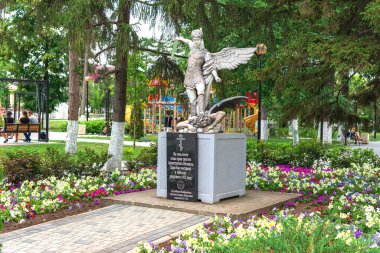 Rusya 'nın Krasnodar Krai kentindeki Krimsk kasabası Central Park Bulvarından Aziz Michael Kilisesi anıtına kadar. Kilise 1868 'de inşa edildi ve 1932' de yıkıldı. Bu, anıtın üzerindeki yazıdan anlatılmıştır.