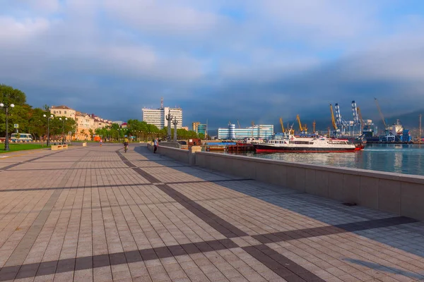 Novorossiysk şehri, deniz limanı boyunca gezinti alanı.