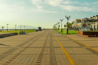 Novorossiysk şehri Rusya, Karadeniz kıyısı, sabahın erken saatlerinde turistlerin sık sık ziyaret ettiği bir tatil yeri.