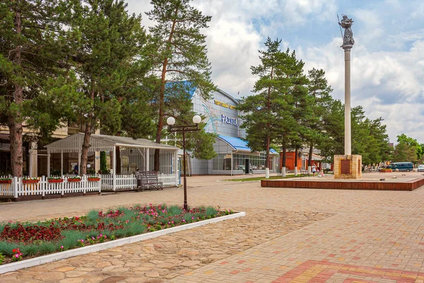 克拉斯诺达尔地区Abinsk市的Komsomolsky Prospekt及其步行区是最美丽的公民步行和娱乐场所之一 — 图库照片