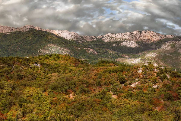 Paisaje Las Montañas Crimea Cubierto Nubes Que Acercan Cubierto Bosque — Foto de Stock