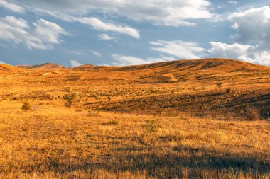 Yaz döneminin sonunda Kırım Yarımadası 'nın dağlarının manzarası