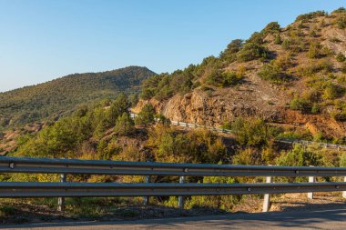 Çıplak kayalar, ormanlar ve çalıların birleşimi içinden geçen sarp ve tehlikeli yollar ile Kırım dağlarının eşsiz bir manzarasını yaratır.