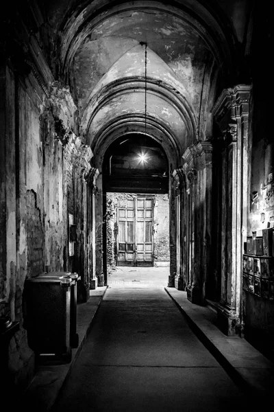 Crumbling Decayed Entrance Hallway Building Downtown Budapest Hungary — Stock Photo, Image