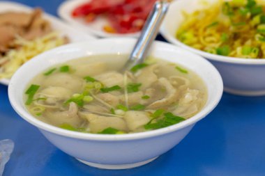 Lezzetli domuz sosis çorbası, çok otantik Tayvan çorbası