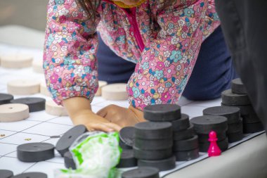 Toplum Aktivite Merkezi Limin Rekreasyon ve Satranç Yarışması (Satranç kelime: kral, beyefendi, faz, araba, at ev sahipliği yapıyor ... Çin satrancı)