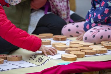 Toplum Aktivite Merkezi Limin Rekreasyon ve Satranç Yarışması (Satranç kelime: kral, beyefendi, faz, araba, at ev sahipliği yapıyor ... Çin satrancı)