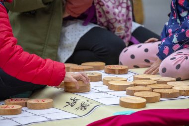 Toplum Aktivite Merkezi Limin Rekreasyon ve Satranç Yarışması (Satranç kelime: kral, beyefendi, faz, araba, at ev sahipliği yapıyor ... Çin satrancı)