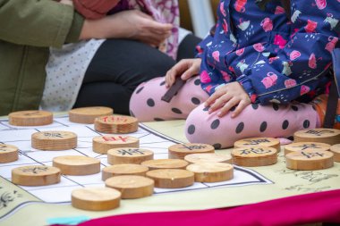 Toplum Aktivite Merkezi Limin Rekreasyon ve Satranç Yarışması (Satranç kelime: kral, beyefendi, faz, araba, at ev sahipliği yapıyor ... Çin satrancı)