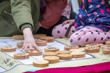 Toplum Aktivite Merkezi Limin Rekreasyon ve Satranç Yarışması (Satranç kelime: kral, beyefendi, faz, araba, at ev sahipliği yapıyor ... Çin satrancı)