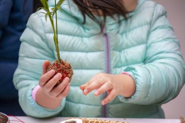Tüm insanlar toplum faaliyetlerine katılmak, açık parklarda atık ve çevre dostu ağaçlar kullanın