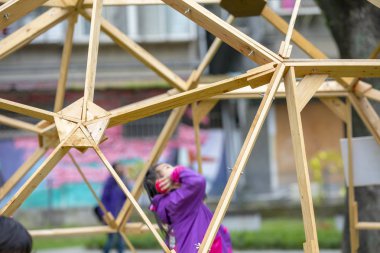 Tüm insanlar toplum faaliyetlerine katılmak, çocuklar ahşaptan yapılmış sepetoynamak, topu kaybetme oyunu