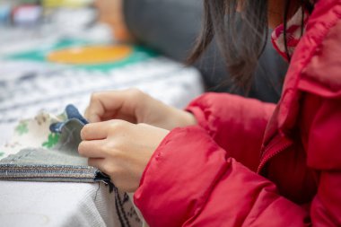 Tüm insanlar toplum çevre koruma faaliyetlerine katılmak, insanların bir grup çanta dikmek için atık kumaş kullanın