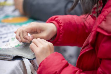 Tüm insanlar toplum çevre koruma faaliyetlerine katılmak, insanların bir grup çanta dikmek için atık kumaş kullanın