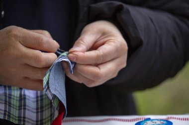 Tüm insanlar toplum çevre koruma faaliyetlerine katılmak, insanların bir grup çanta dikmek için atık kumaş kullanın