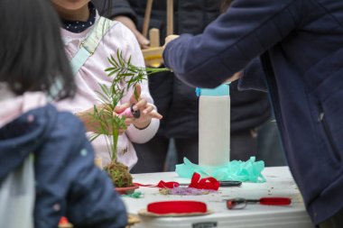 Tüm insanlar toplum faaliyetlerine katılmak, açık parklarda atık ve çevre dostu ağaçlar kullanın