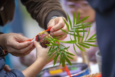 Tüm insanlar toplum faaliyetlerine katılmak, açık parklarda atık ve çevre dostu ağaçlar kullanın