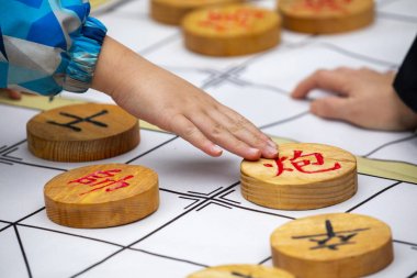 Toplum Aktivite Merkezi Limin Rekreasyon ve Satranç Yarışması (Satranç kelime: kral, beyefendi, faz, araba, at ev sahipliği yapıyor ... Çin satrancı)