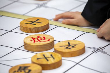 Toplum Aktivite Merkezi Limin Rekreasyon ve Satranç Yarışması (Satranç kelime: kral, beyefendi, faz, araba, at ev sahipliği yapıyor ... Çin satrancı)