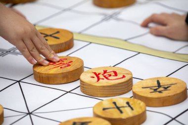 Toplum Aktivite Merkezi Limin Rekreasyon ve Satranç Yarışması (Satranç kelime: kral, beyefendi, faz, araba, at ev sahipliği yapıyor ... Çin satrancı)