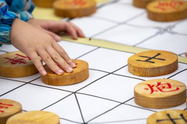 Toplum Aktivite Merkezi Limin Rekreasyon ve Satranç Yarışması (Satranç kelime: kral, beyefendi, faz, araba, at ev sahipliği yapıyor ... Çin satrancı)