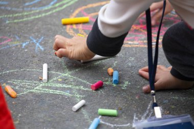 Açık park katta Çocuk, tebeşir mutlu karalamalar çizim