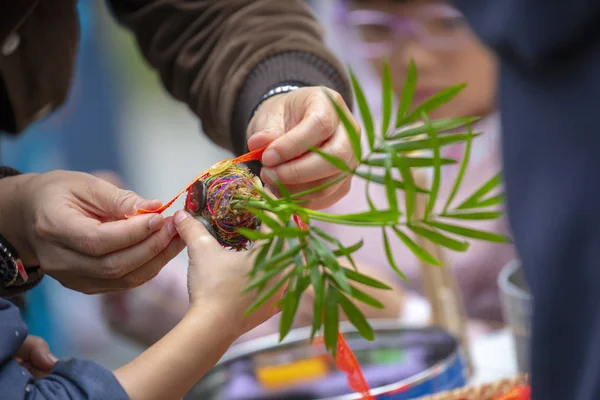 Tüm insanlar toplum faaliyetlerine katılmak, açık parklarda atık ve çevre dostu ağaçlar kullanın