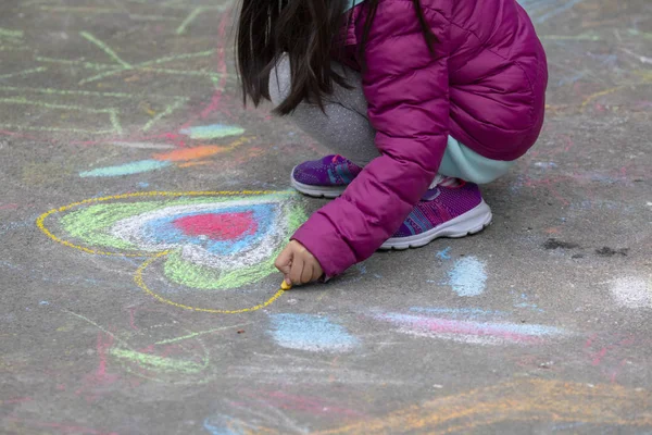 Kind Auf Dem Außenparkboden Zeichnet Kritzeleien Mit Kreide Glücklich — Stockfoto