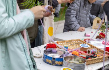Tüm insanlar toplum faaliyetlerine katılmak, açık parklarda atık ve çevre dostu ağaçlar kullanın