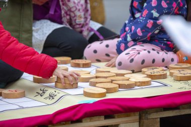 Toplum Aktivite Merkezi Limin Rekreasyon ve Satranç Yarışması (Satranç kelime: kral, beyefendi, faz, araba, at ev sahipliği yapıyor ... Çin satrancı)