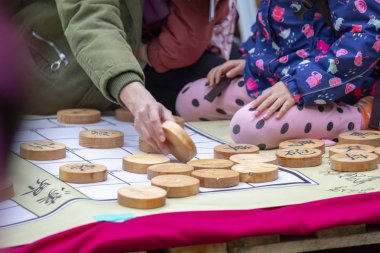 Toplum Aktivite Merkezi Limin Rekreasyon ve Satranç Yarışması (Satranç kelime: kral, beyefendi, faz, araba, at ev sahipliği yapıyor ... Çin satrancı)