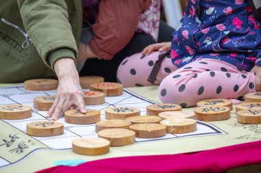 Toplum Aktivite Merkezi Limin Rekreasyon ve Satranç Yarışması (Satranç kelime: kral, beyefendi, faz, araba, at ev sahipliği yapıyor ... Çin satrancı)