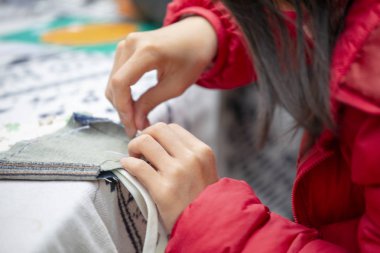 Tüm insanlar toplum çevre koruma faaliyetlerine katılmak, insanların bir grup çanta dikmek için atık kumaş kullanın