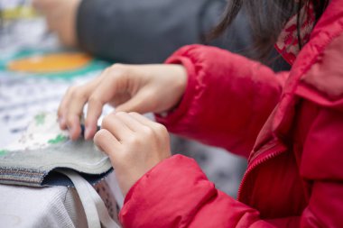 Tüm insanlar toplum çevre koruma faaliyetlerine katılmak, insanların bir grup çanta dikmek için atık kumaş kullanın