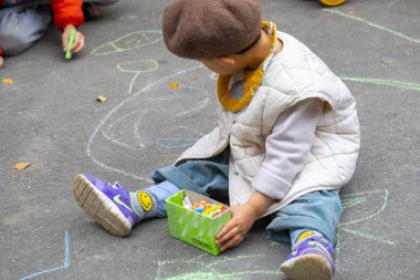 Açık park katta Çocuk, tebeşir mutlu karalamalar çizim