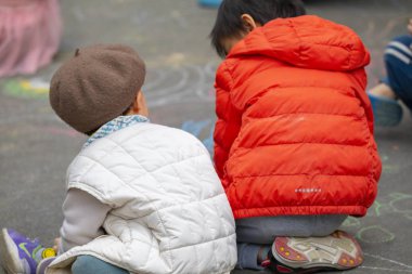 Açık park katta Çocuk, tebeşir mutlu karalamalar çizim